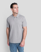 Bitcoin Poloshirt Privacy - Grey für Herren aus weicher Bio Baumwolle mit ton in ton gesticktem Bitcoin21 Logo, klassisches Poloshirt in normaler Passform, Model 1,90 m trägt Größe XL