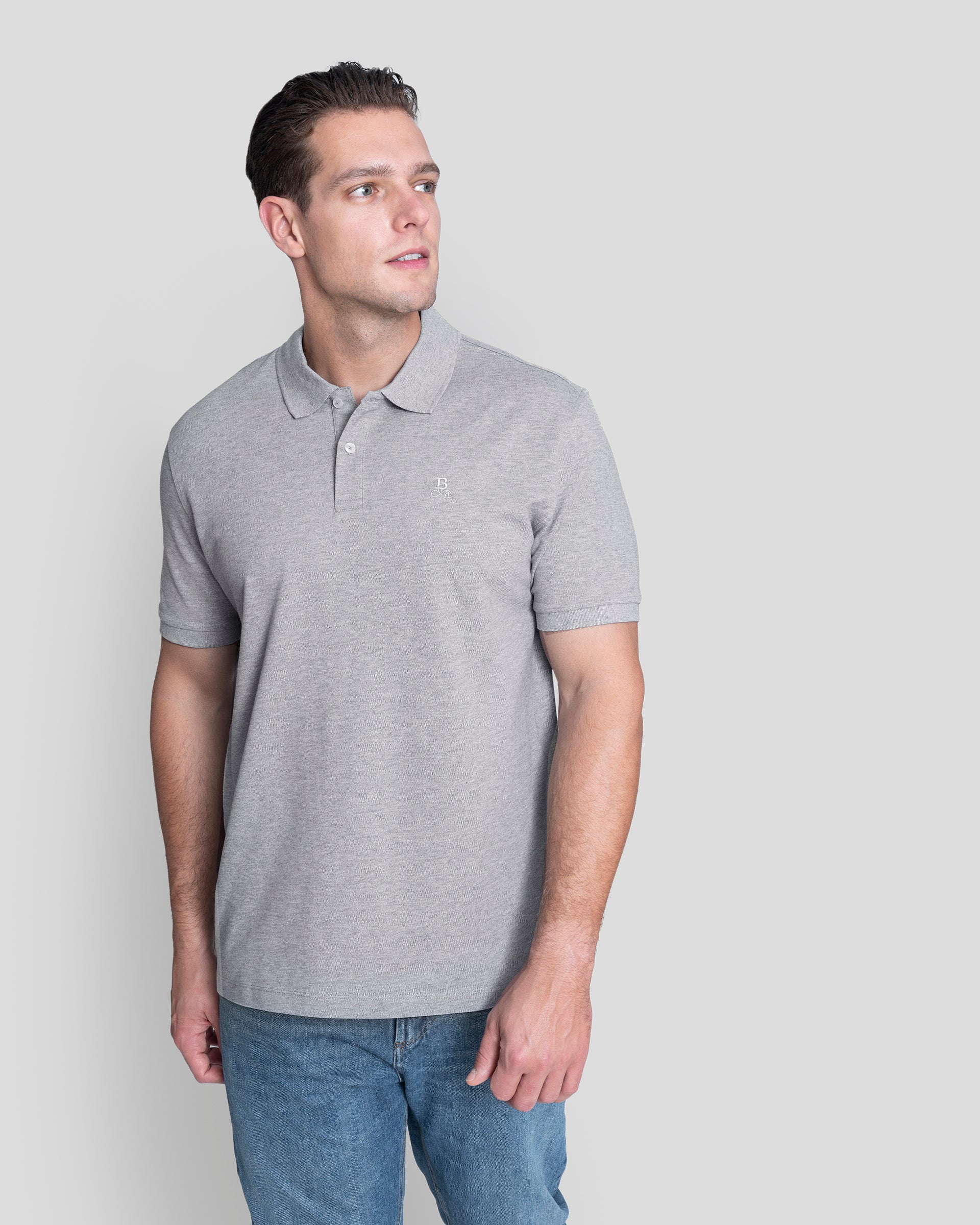 Bitcoin Polo Privacy in Grau für Herren aus weicher Bio Baumwolle mit ton in ton gesticktem Bitcoin21 Logo, klassisches Poloshirt in normaler Passform, Model 1,90 m trägt Größe XL