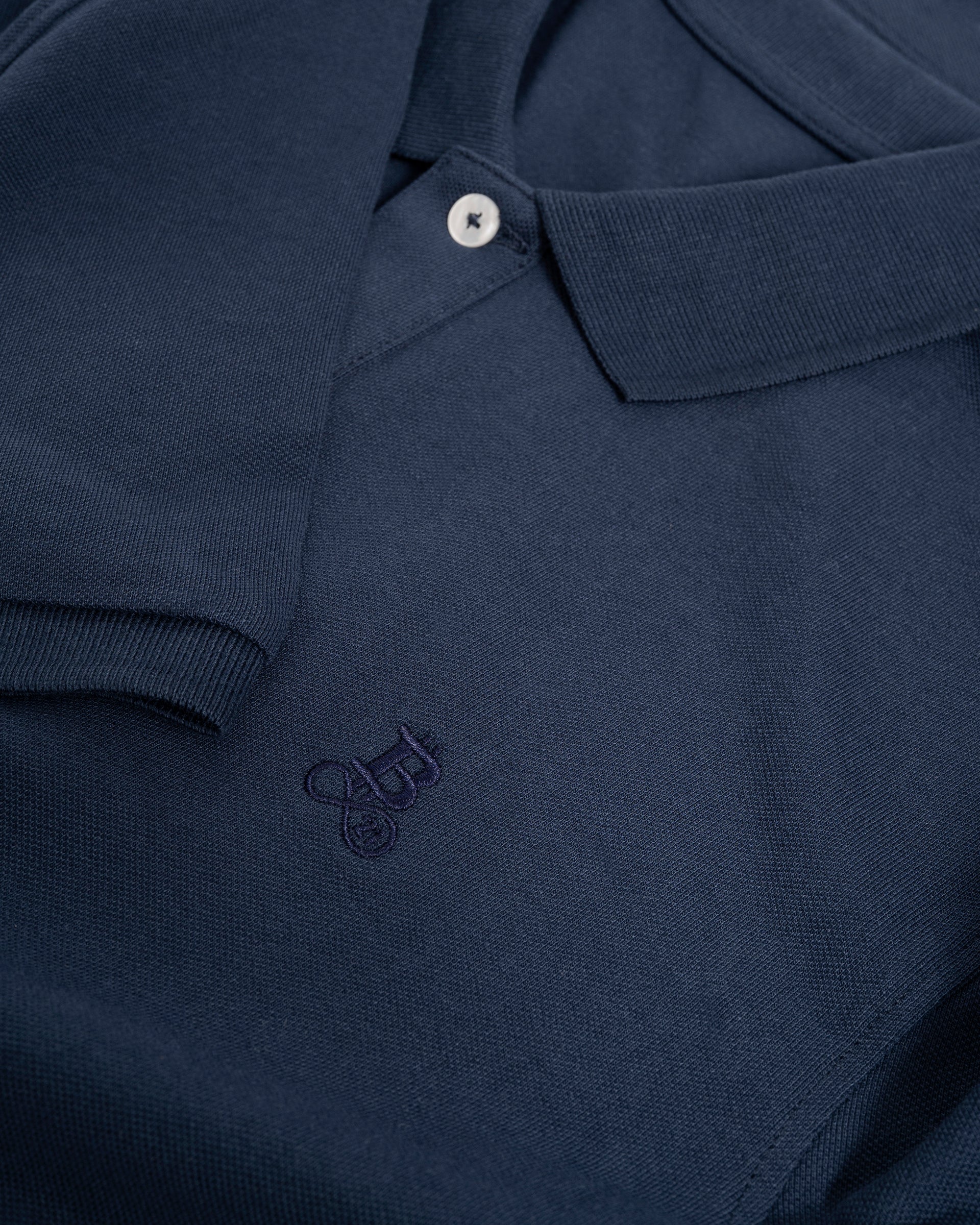 Bitcoin Poloshirt Privacy - Navy für Herren aus Bio Baumwolle, Detailaufnahme von Polokragen, Knopfleiste und ton in ton gesticktem Bitcoin21 Logo