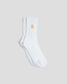 Calcetines Bitcoin blanco con logo naranja Bitcoin21 en la caña, par clásico de calcetines crew recortado sobre fondo claro