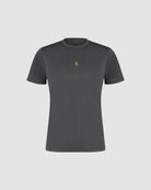 Bitcoin Sportshirt grau für Herren mit gesticktem orangefarbenen Bitcoin21 Logo auf der Brust, atmungsaktives Funktionsshirt freigestellt vor hellem Hintergrund