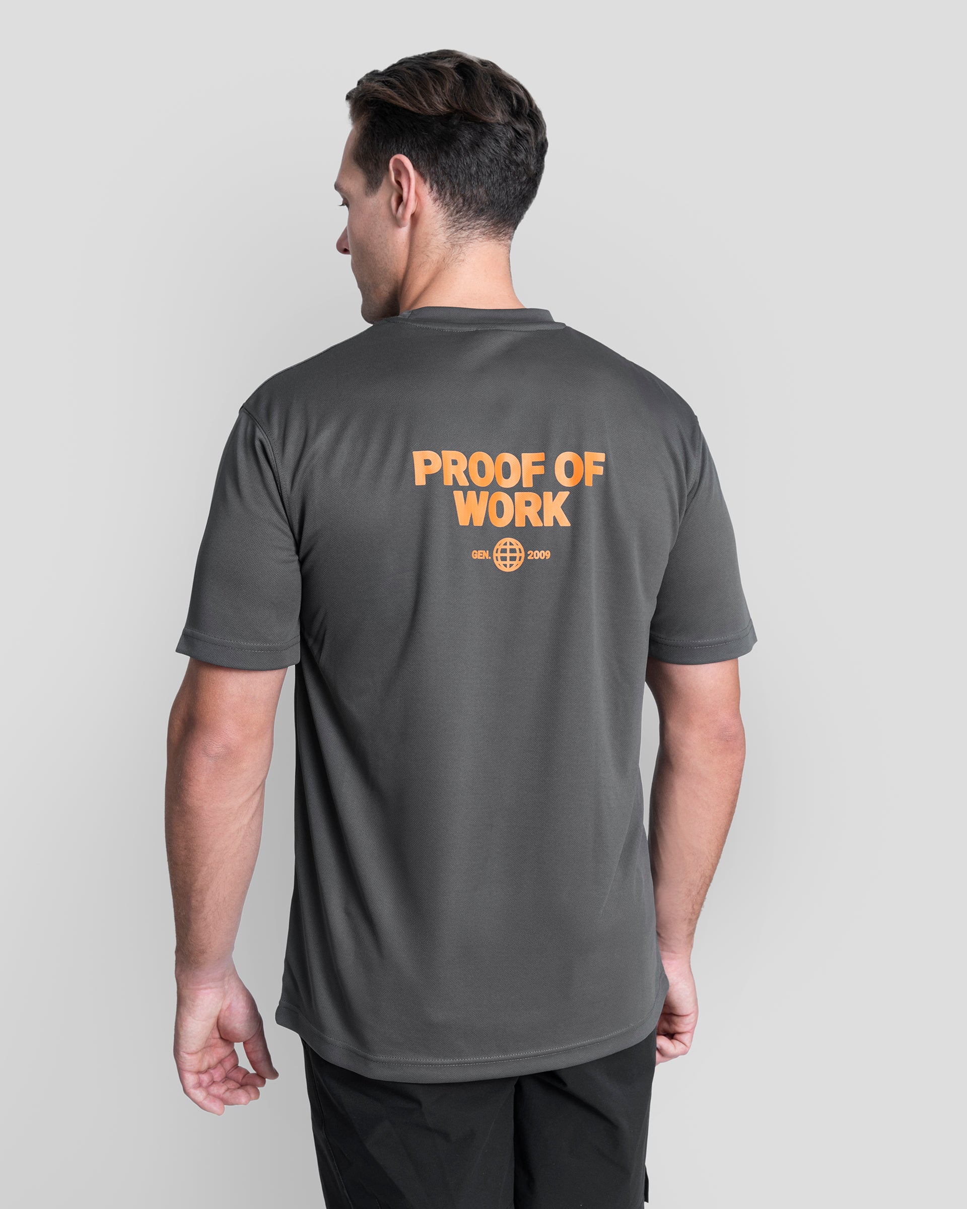 Bitcoin Sportshirt grau für Herren mit großem orangefarbenen Proof of Work Rückenprint, atmungsaktives Funktionsshirt am Model von hinten