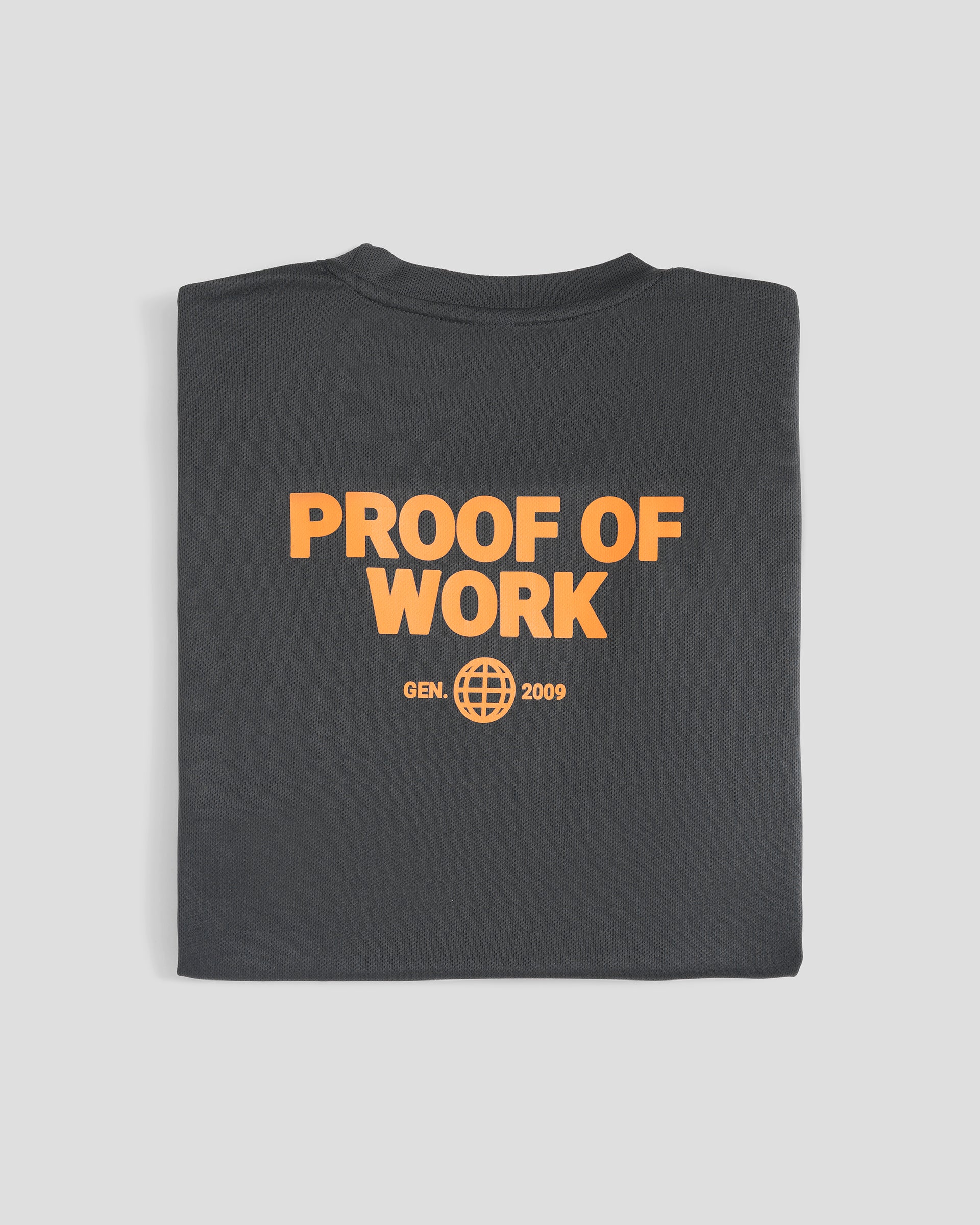 ChatGPT:Bitcoin Sportshirt grau für Herren mit großem orangefarbenen Proof of Work Rückenprint, zusammengefaltetes Funktionsshirt vor hellem Hintergrund