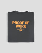 ChatGPT:Bitcoin Sportshirt grau für Herren mit großem orangefarbenen Proof of Work Rückenprint, zusammengefaltetes Funktionsshirt vor hellem Hintergrund