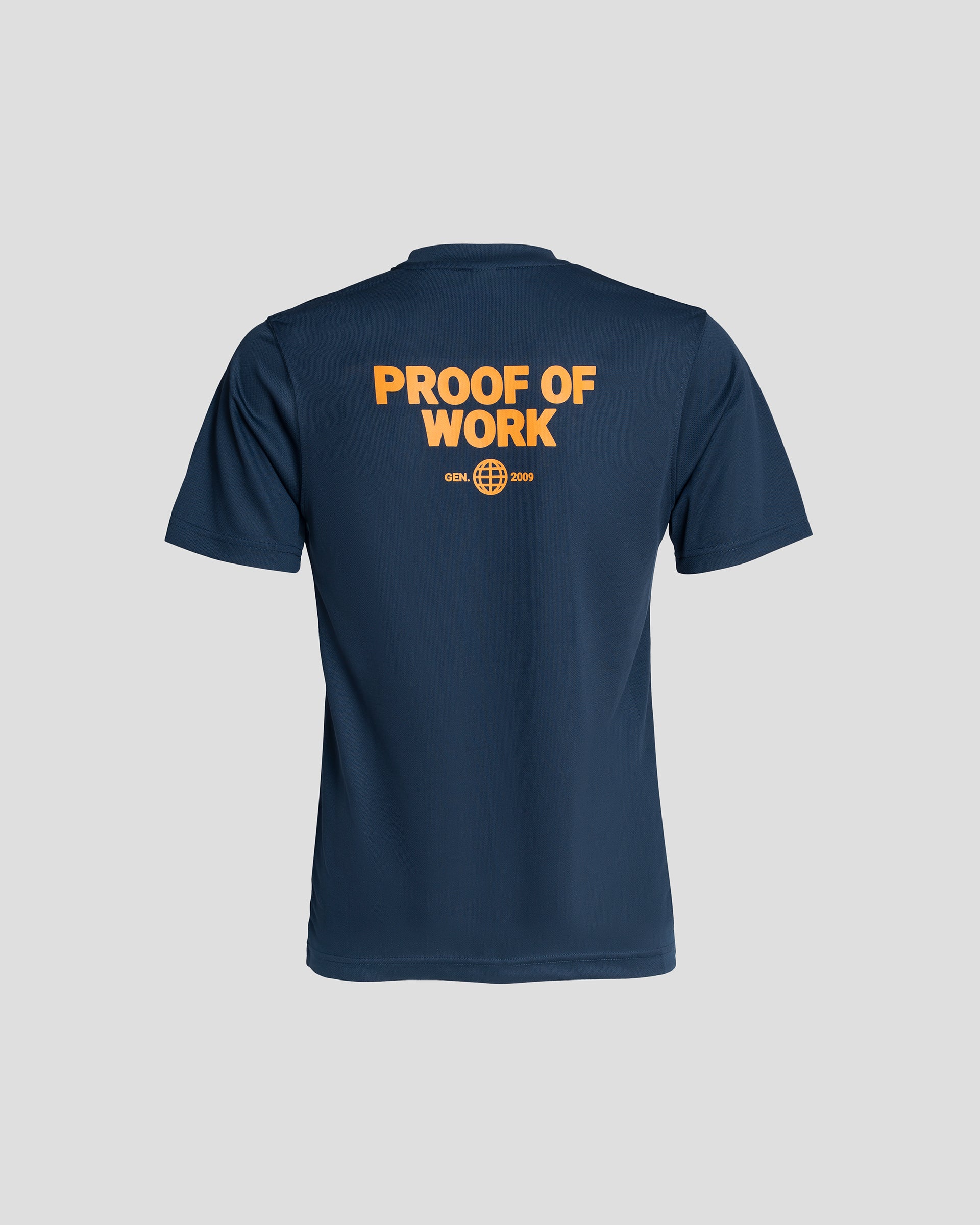 Bitcoin Sportshirt blau für Herren mit großem orangefarbenen Proof of Work Rückenprint, atmungsaktives Funktionsshirt freigestellt vor hellem Hintergrund