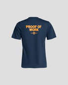 Bitcoin Sportshirt blau für Herren mit großem orangefarbenen Proof of Work Rückenprint, atmungsaktives Funktionsshirt freigestellt vor hellem Hintergrund