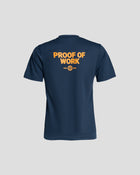 Bitcoin Sportshirt blau für Herren mit großem orangefarbenen Proof of Work Rückenprint, atmungsaktives Funktionsshirt freigestellt vor hellem Hintergrund