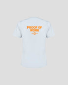 Bitcoin Sportshirt weiß für Herren mit großem orangefarbenen Proof of Work Rückenprint, atmungsaktives Funktionsshirt freigestellt vor hellem Hintergrund