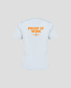 Bitcoin Sportshirt weiß für Herren mit großem orangefarbenen Proof of Work Rückenprint, atmungsaktives Funktionsshirt freigestellt vor hellem Hintergrund