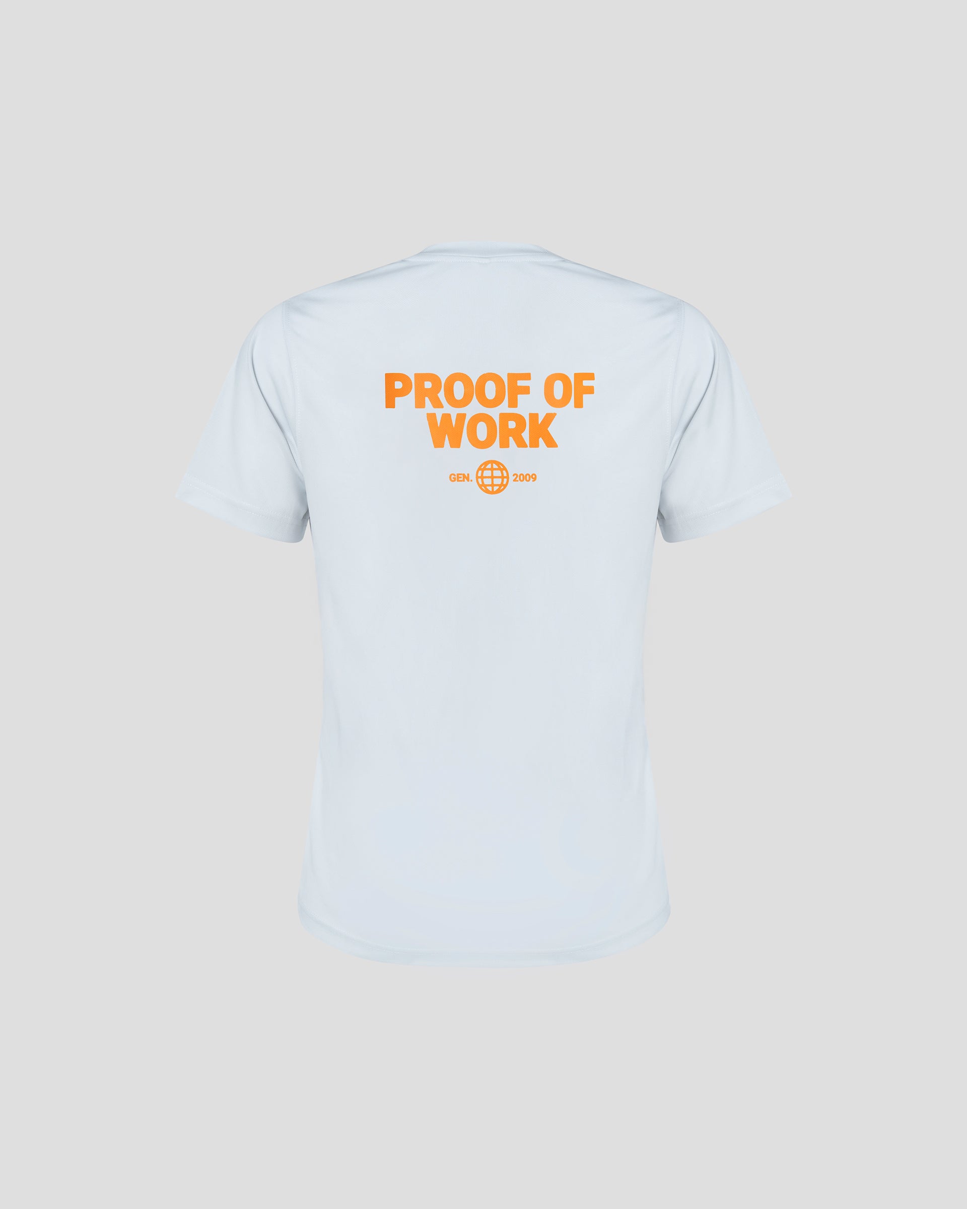 Bitcoin Sportshirt weiß für Herren mit großem orangefarbenen Proof of Work Rückenprint, atmungsaktives Funktionsshirt freigestellt vor hellem Hintergrund