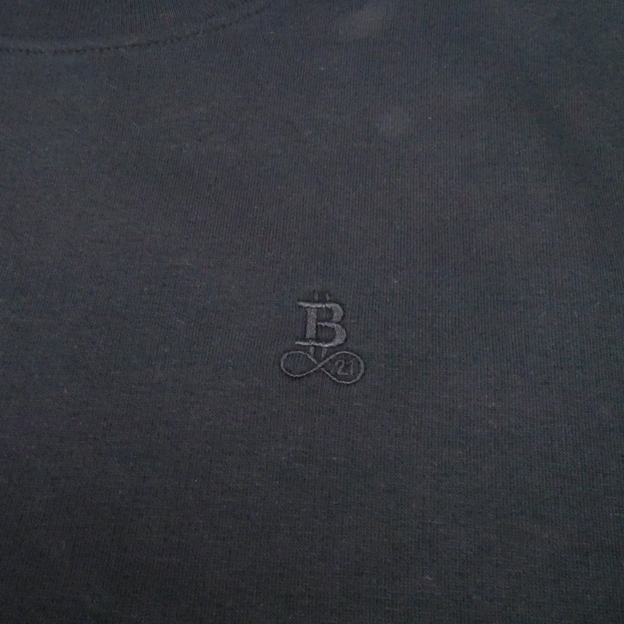 Bitcoin Sweatshirt Privacy in Black, close-up of the tone-on-tone embroidered Bitcoin21 logo