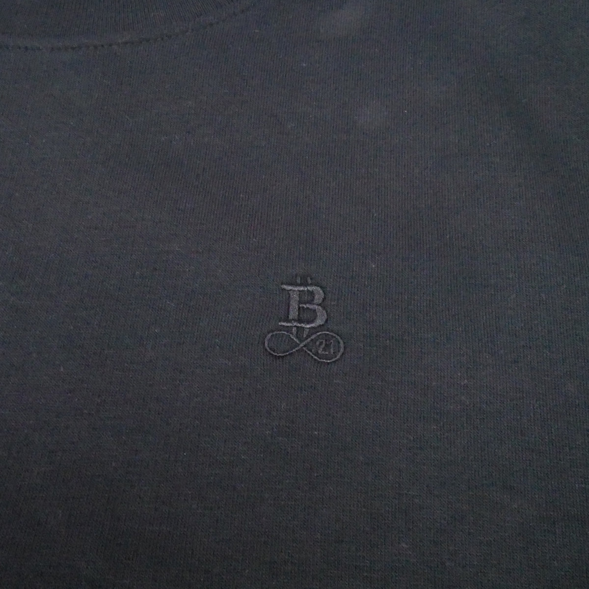 Bitcoin Sweatshirt Privacy in Schwarz, Nahaufnahme des Ton in Ton gestickten Bitcoin21-Logos
