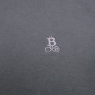 Bitcoin Sweatshirt Privacy in Dunkelgrau, Nahaufnahme des Ton in Ton gestickten Bitcoin21-Logos