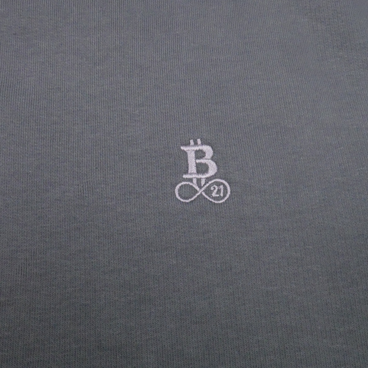 Bitcoin Sweatshirt Privacy in Dunkelgrau, Nahaufnahme des Ton in Ton gestickten Bitcoin21-Logos