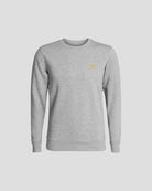 Bitcoin Sweatshirt grau meliert für Herren aus schwerem Bio Baumwollmix mit orangefarbenem Bitcoin21 Logo, klassischer Rundhals Sweater freigestellt vor hellem Hintergrund