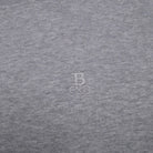 Bitcoin Sweatshirt Privacy in Hellgrau, Nahaufnahme des Ton in Ton gestickten Bitcoin21-Logos