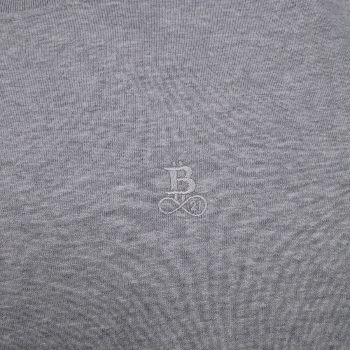 Bitcoin Sweatshirt Privacy in Hellgrau, Nahaufnahme des Ton in Ton gestickten Bitcoin21-Logos