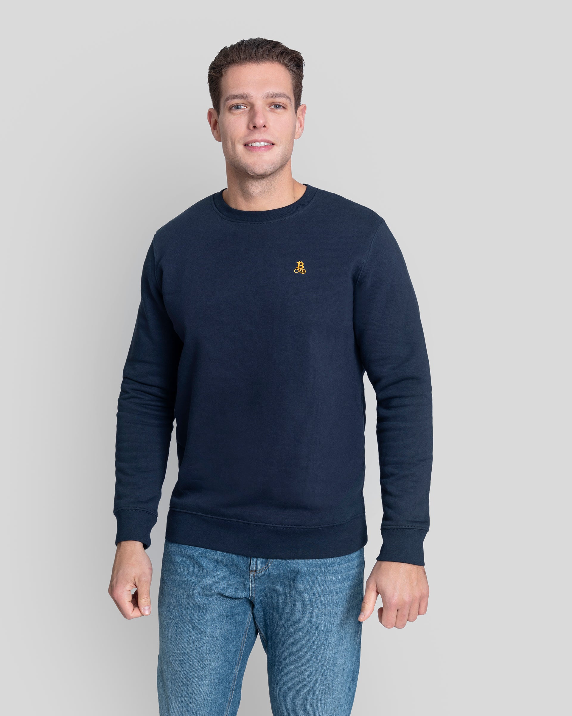 Bitcoin Sweatshirt navy für Herren aus schwerem Bio Baumwollmix mit orangefarbenem Bitcoin21 Logo auf der Brust, normaler Fit, Model 1,90 m trägt Größe XL