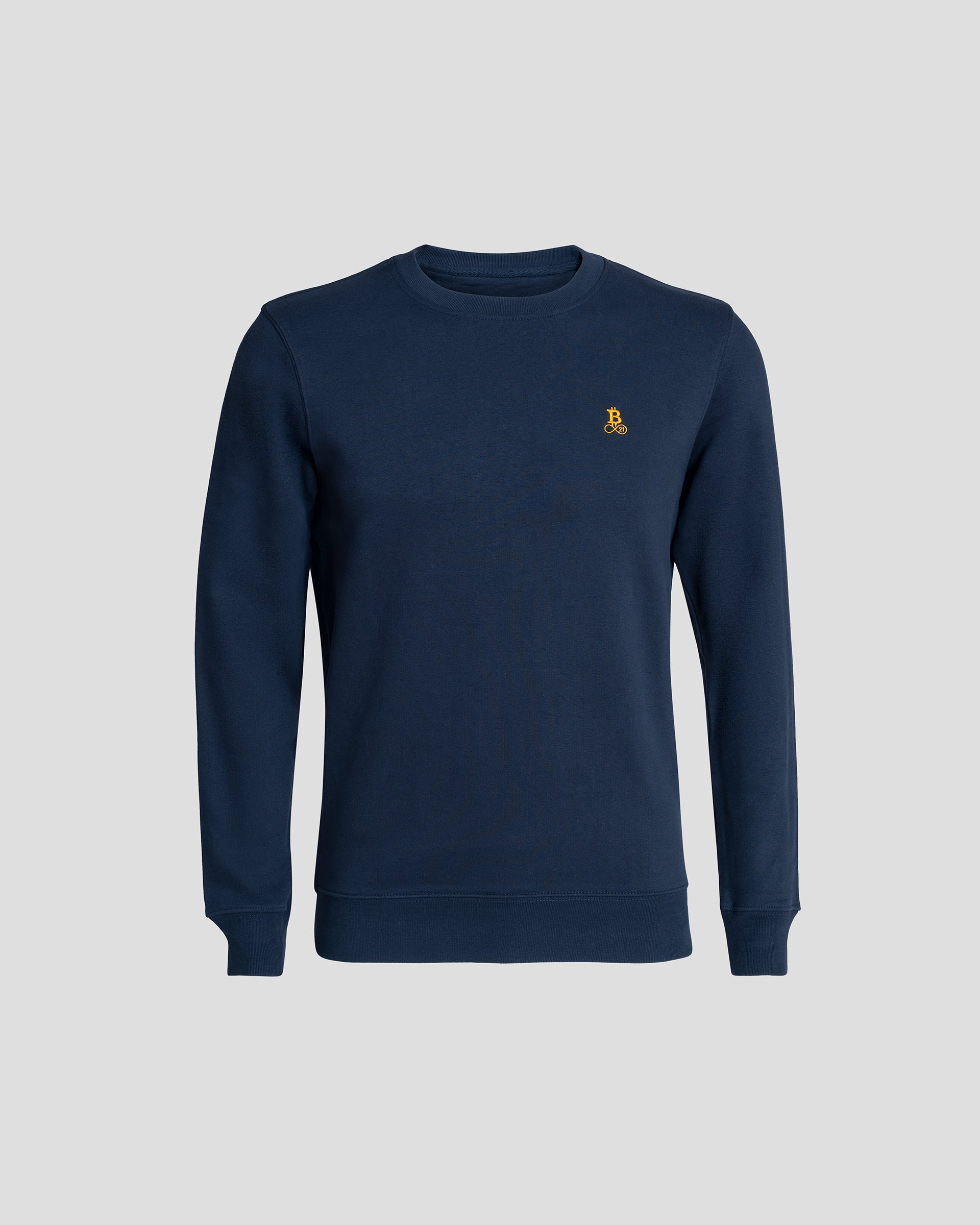 Bitcoin Sweatshirt navy für Herren aus schwerem Bio Baumwollmix mit orangefarbenem Bitcoin21 Logo auf der Brust, klassischer Rundhals Sweater freigestellt vor hellem Hintergrund
