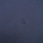 Bitcoin Sweatshirt Privacy in Navy, Nahaufnahme des Ton in Ton gestickten Bitcoin21-Logos