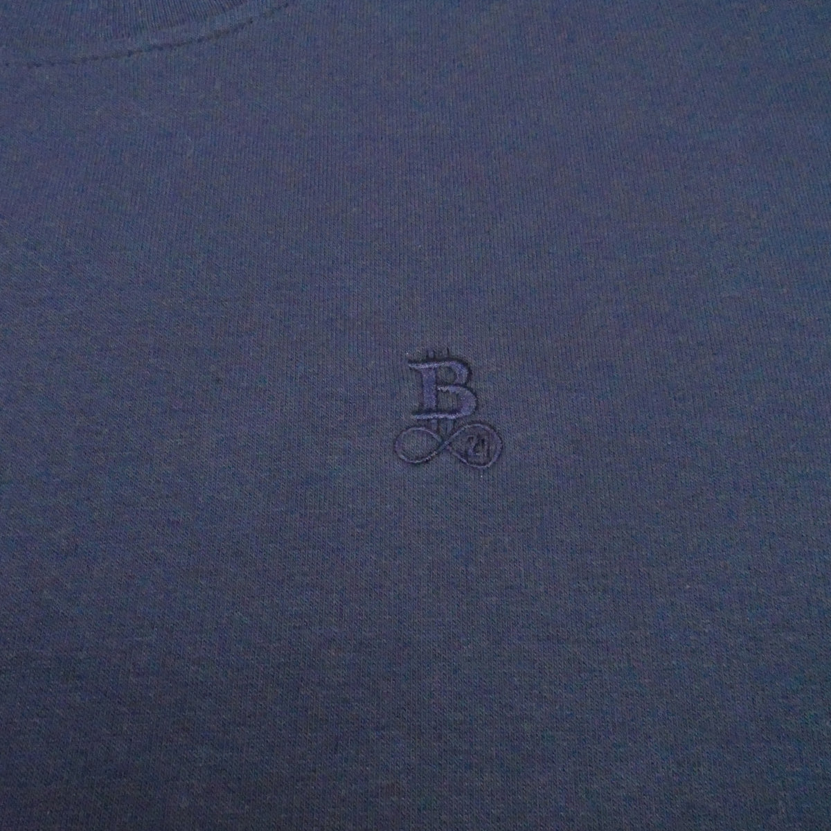 Bitcoin Sweatshirt Privacy in Navy, Nahaufnahme des Ton in Ton gestickten Bitcoin21-Logos