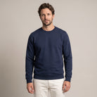 Bitcoin Sweatshirt Privacy in Navy, getragen, Vorderansicht mit Ton in Ton gesticktem Bitcoin21-Logo