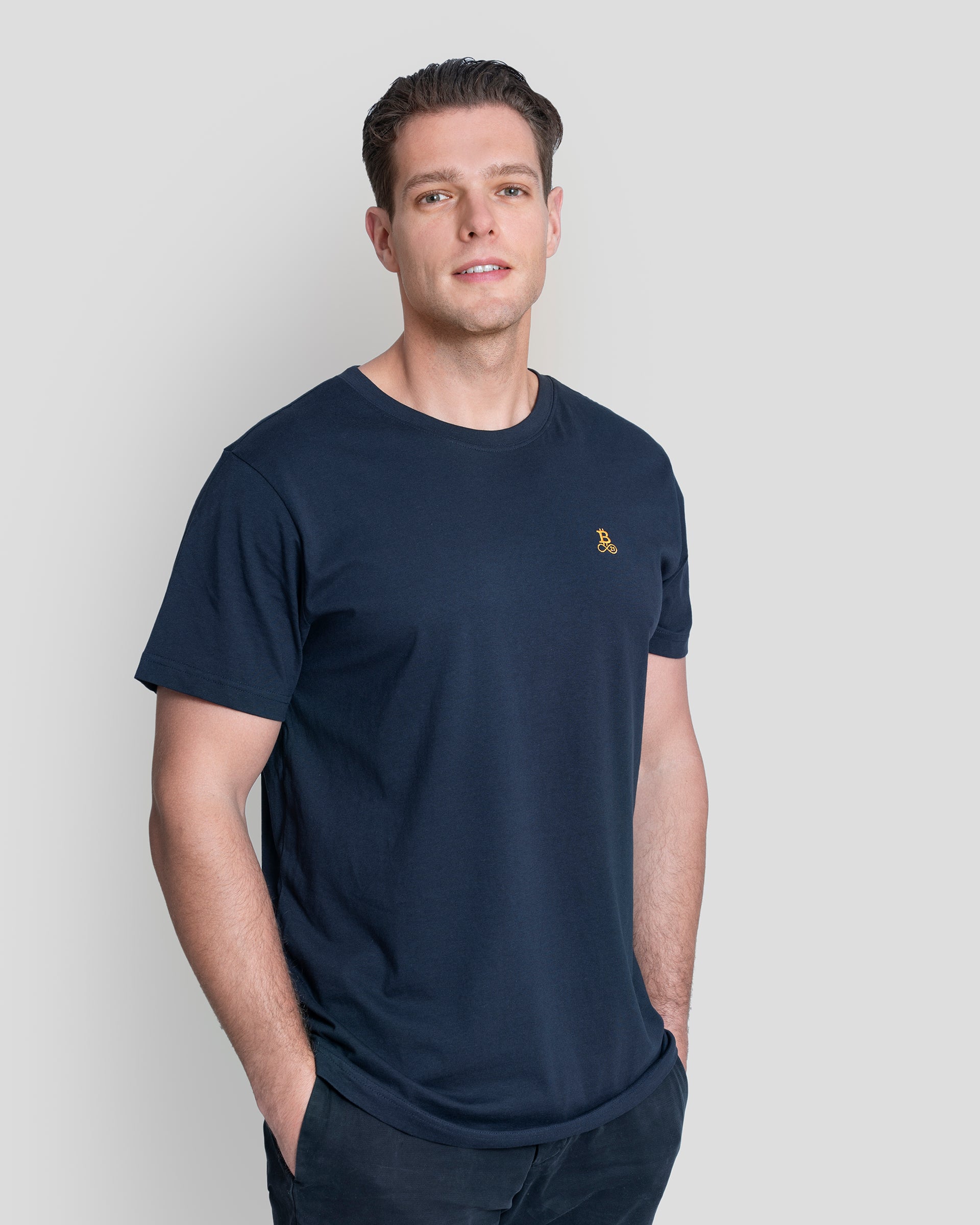 Bitcoin Basic T-Shirt navy für Herren mit dezentem orangefarbenen B-Logo auf der Brust, lockere längere Passform, Model 1,90 m trägt Größe XL