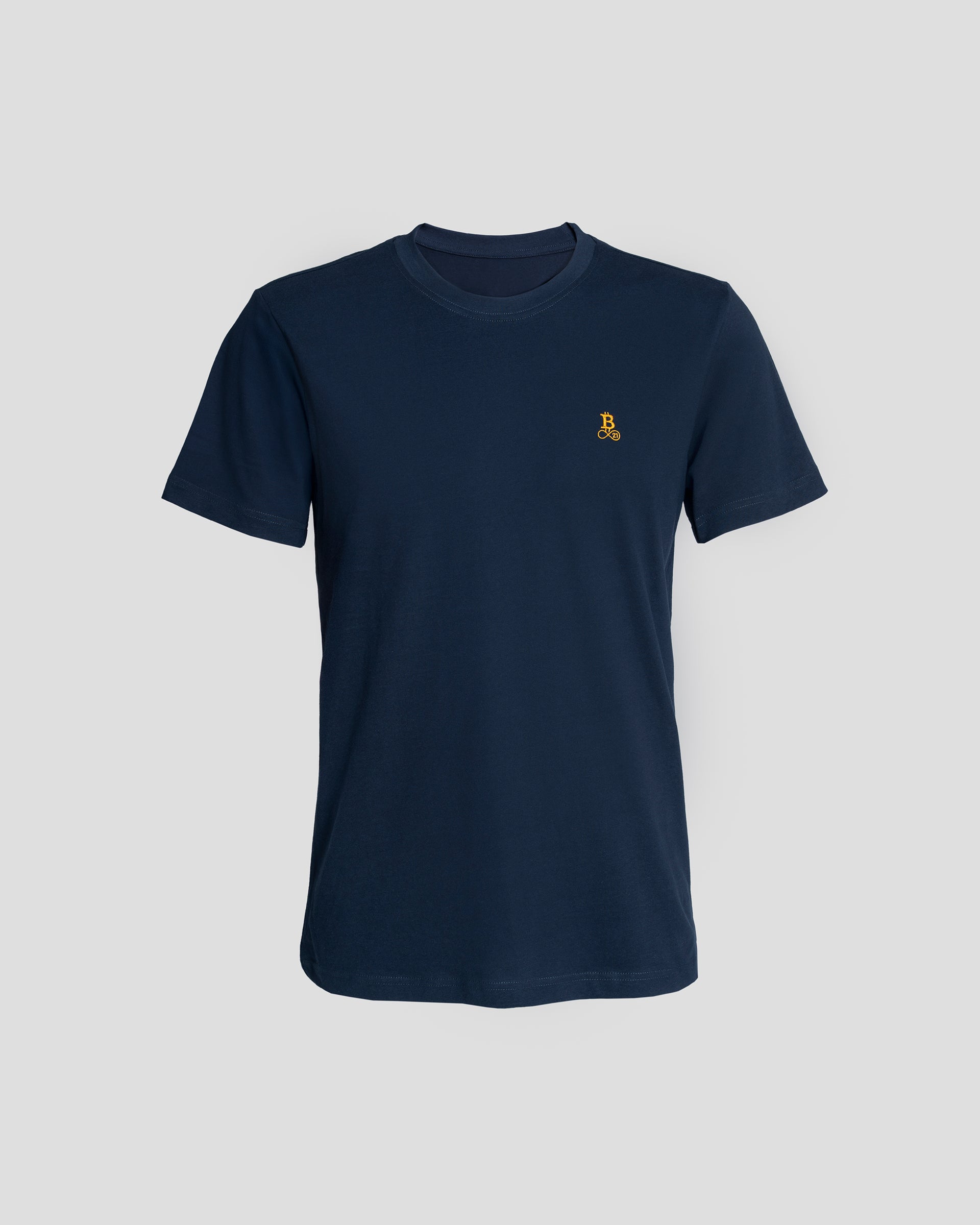 Bitcoin Basic T-Shirt navy für Herren mit gesticktem orangefarbenen Bitcoin21 Logo auf der Brust, klassisches Basic freigestellt vor hellem Hintergrund