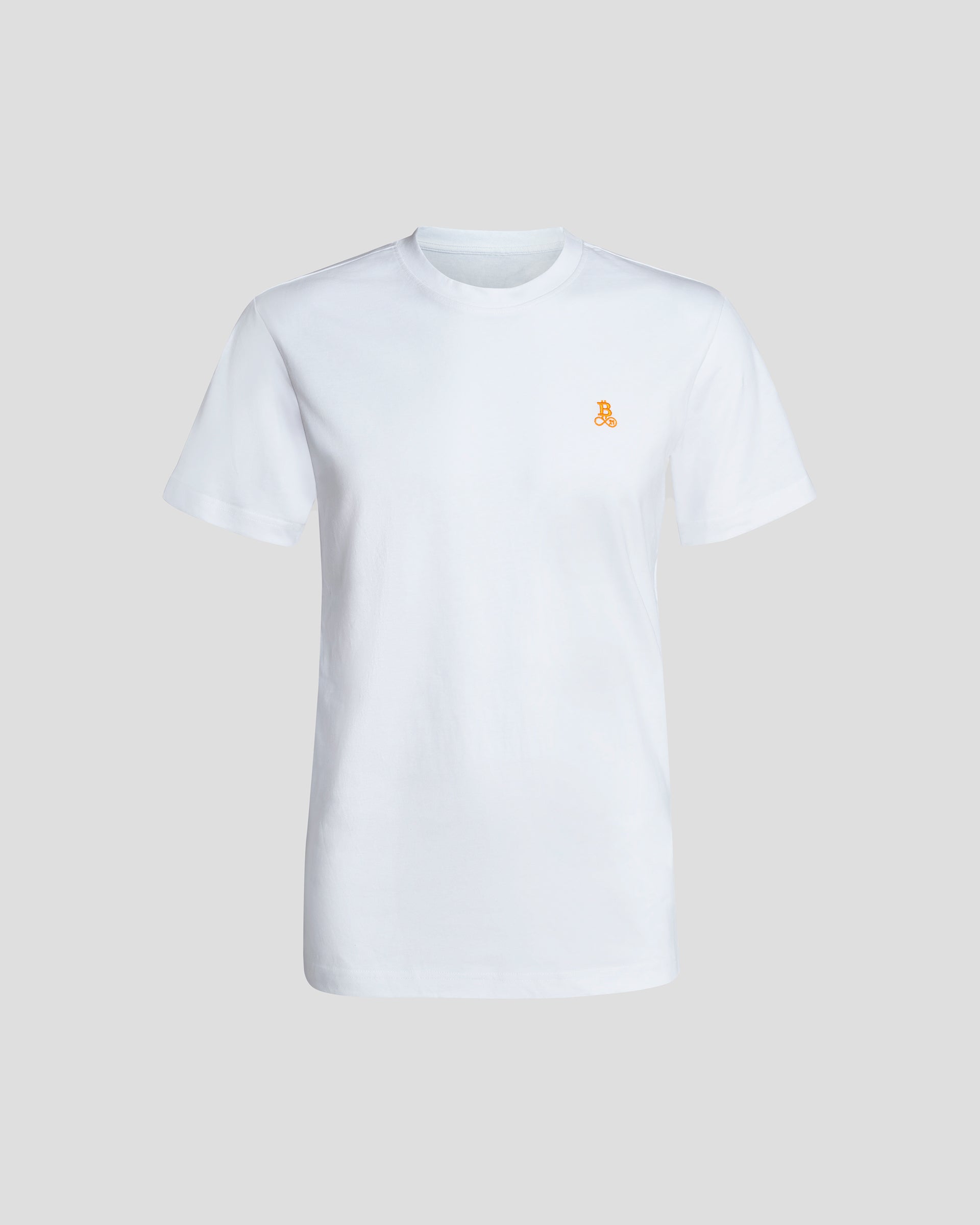 Bitcoin Basic T-Shirt weiß für Herren mit gesticktem orangefarbenen Bitcoin21 Logo auf der Brust, klassisches Basic freigestellt vor hellem Hintergrund