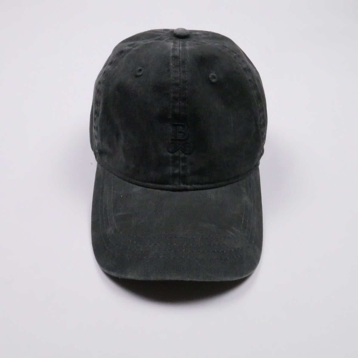 Washed Bitcoin Cap Privacy in Schwarz, Vorderansicht mit Ton in Ton gesticktem Bitcoin21-Logo auf dem Frontpanel