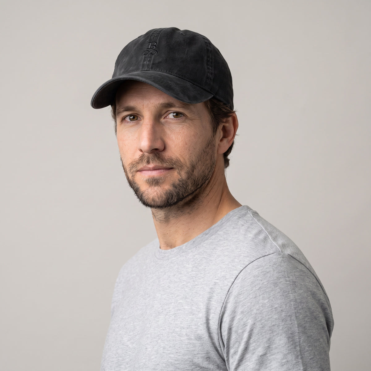 Washed Bitcoin Cap Privacy in Schwarz, getragen, Vorderansicht mit Ton in Ton gesticktem Bitcoin21-Logo