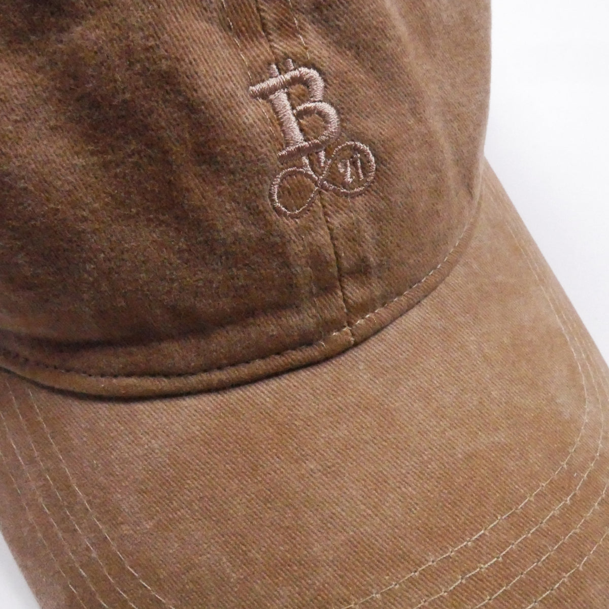 Washed Bitcoin Cap Privacy in Dark Camel, Nahaufnahme des Ton in Ton gestickten Bitcoin21-Logos