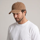 Washed Bitcoin Cap Privacy in Dark Camel, getragen, Vorderansicht mit Ton in Ton gesticktem Bitcoin21-Logo