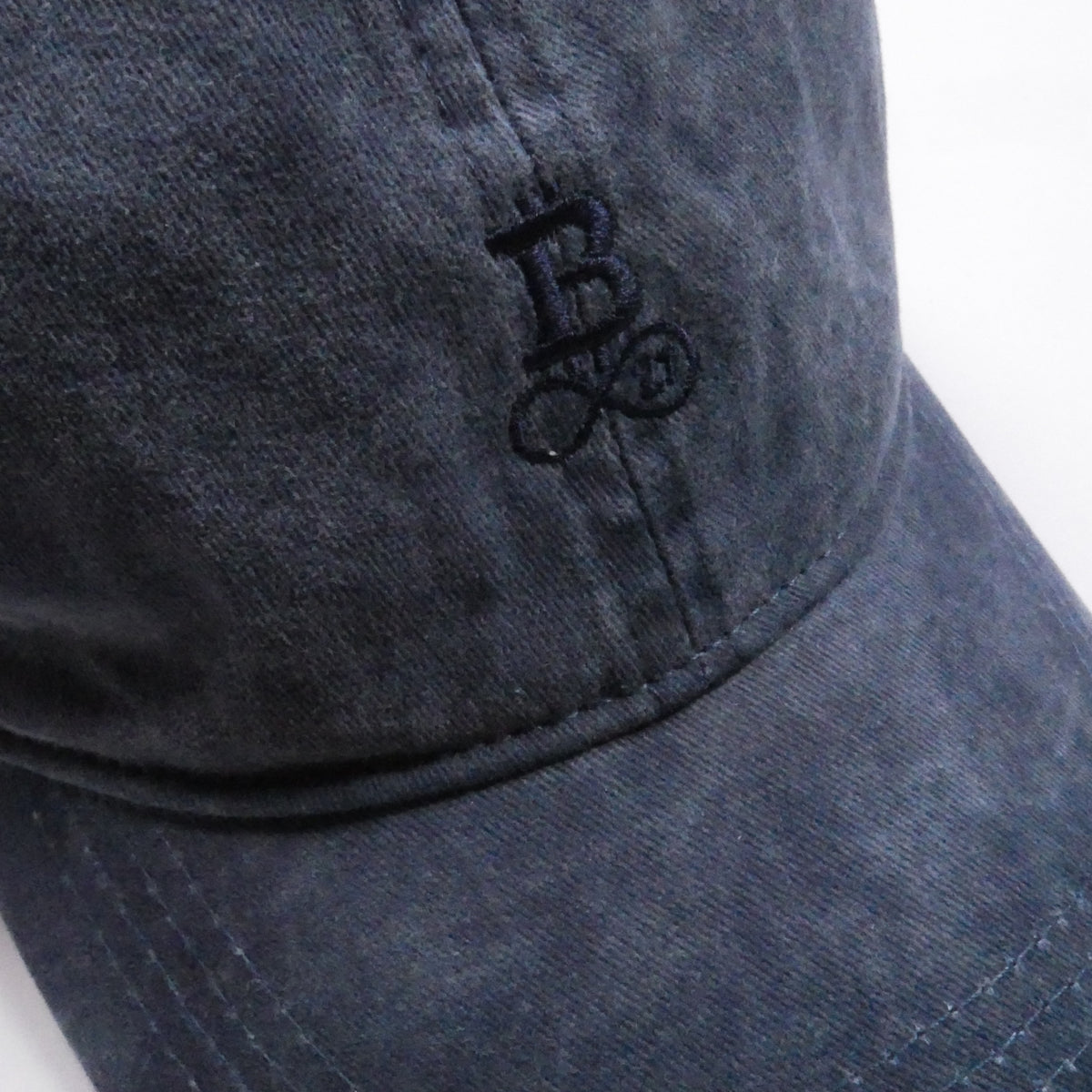 Washed Bitcoin Cap Privacy in Navy Blue, Nahaufnahme des Ton in Ton gestickten Bitcoin21-Logos