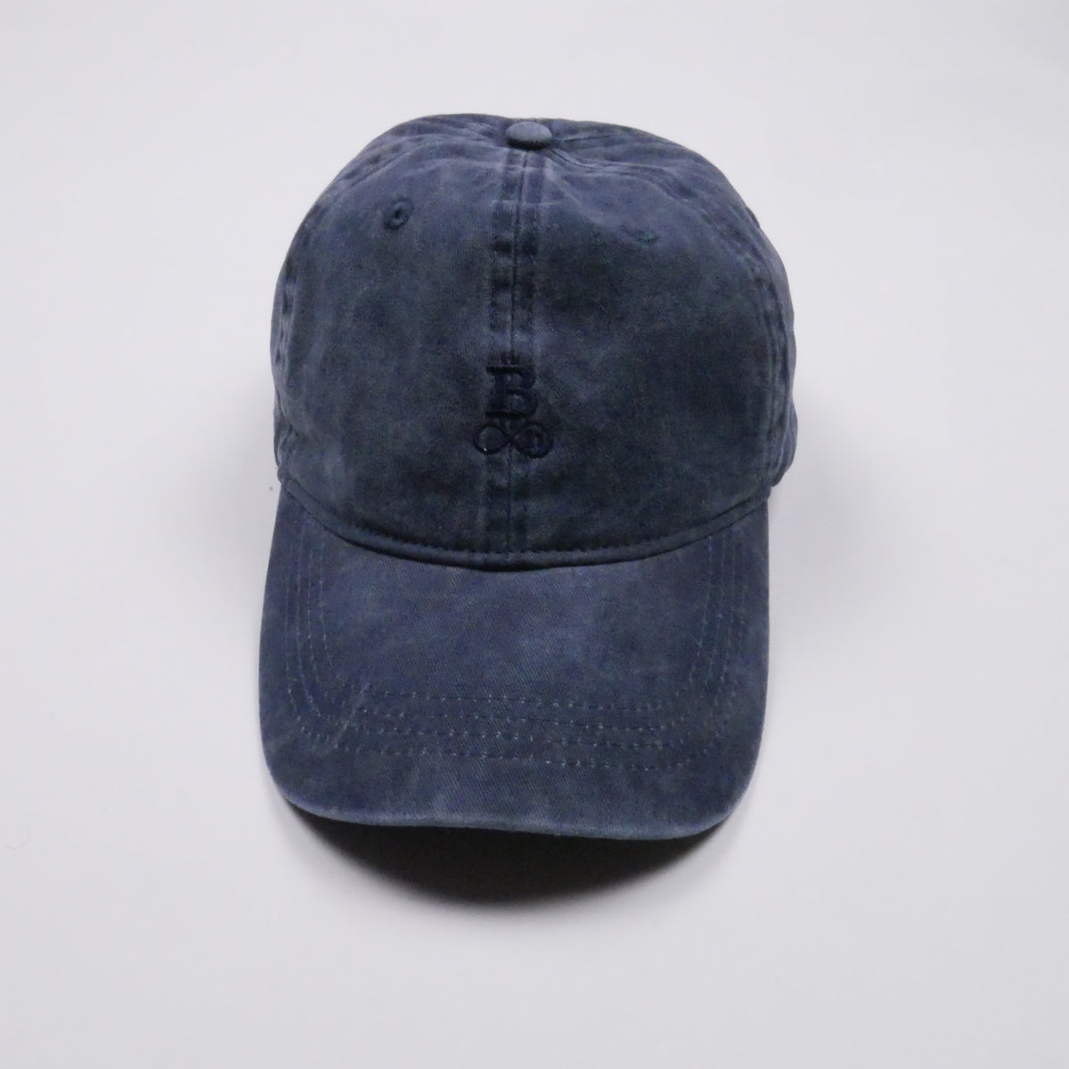 Washed Bitcoin Cap Privacy in Navy Blue, Vorderansicht mit Ton in Ton gesticktem Bitcoin21-Logo auf dem Frontpanel