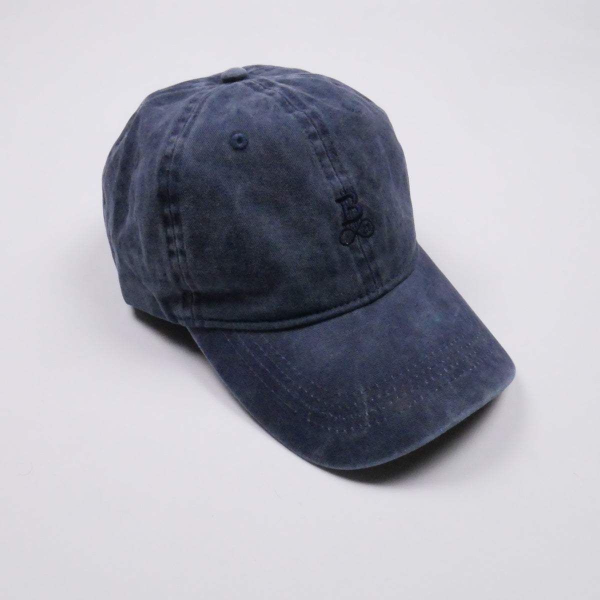 Washed Bitcoin Cap Privacy in Navy Blue, Seitenansicht mit Schirm und gewaschener Baumwolle