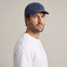Washed Bitcoin Cap Privacy in Navy Blue, getragen, Vorderansicht mit Ton in Ton gesticktem Bitcoin21-Logo