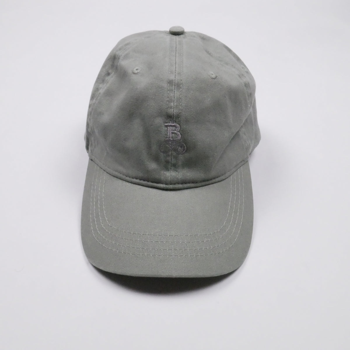 Washed Bitcoin Cap Privacy in Almond Green, Vorderansicht mit Ton in Ton gesticktem Bitcoin21-Logo auf dem Frontpanel