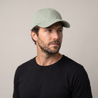 Washed Bitcoin Cap Privacy in Almond Green, getragen, Vorderansicht mit Ton in Ton gesticktem Bitcoin21-Logo