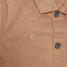 Bitcoin Worker Jacket Privacy in Washed Dark Camel, Nahaufnahme des Ton in Ton gestickten Bitcoin21-Logos