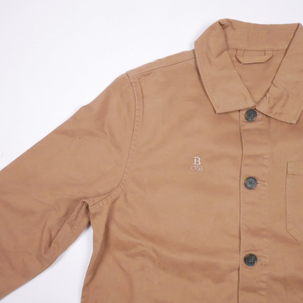 Bitcoin Worker Jacket Privacy in Washed Dark Camel, Detail von Kragen und Schulter