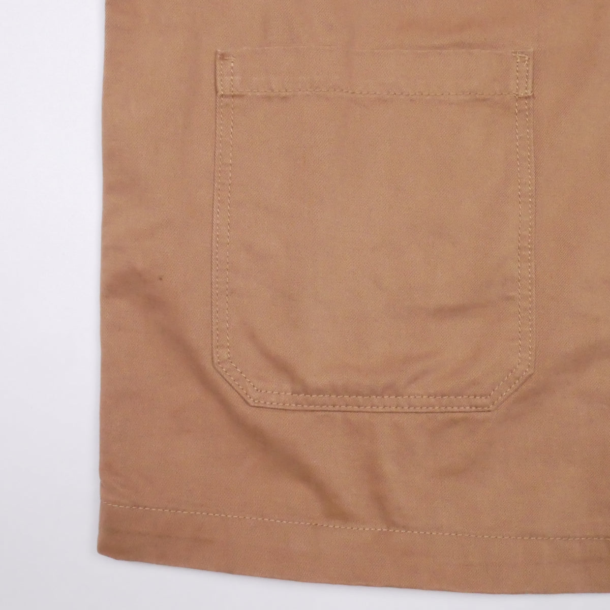 Bitcoin Worker Jacket Privacy in Washed Dark Camel, Detail der aufgesetzten Tasche