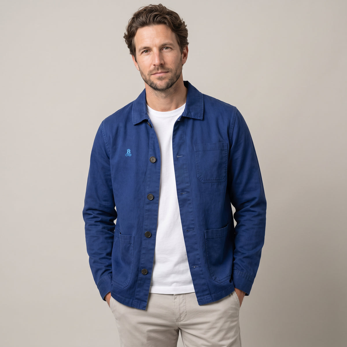 Bitcoin Worker Jacket Privacy in Washed Indigo, getragen, Vorderansicht mit Ton in Ton gesticktem Bitcoin21-Logo