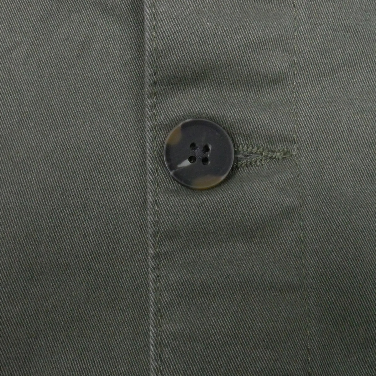Bitcoin Worker Jacket Privacy in Washed Organic Khaki, Detail der Knöpfe in Hornoptik