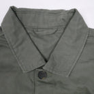 Bitcoin Worker Jacket Privacy in Washed Organic Khaki, Detail des Kragens