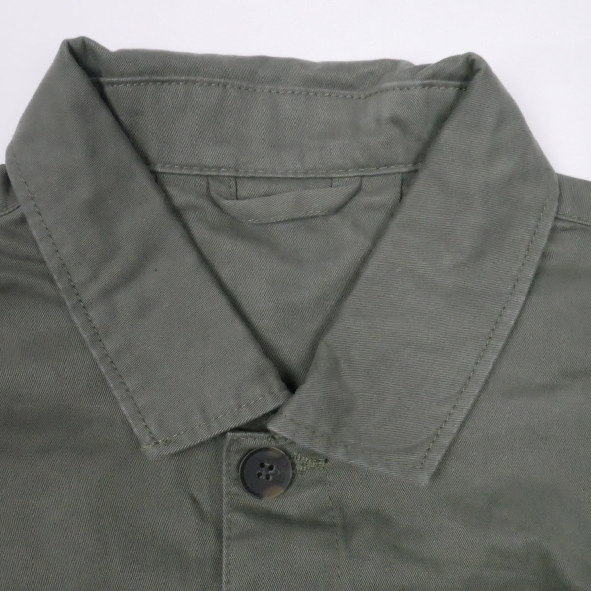 Bitcoin Worker Jacket Privacy in Washed Organic Khaki, Detail des Kragens
