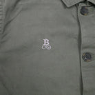 Bitcoin Worker Jacket Privacy in Washed Organic Khaki, Nahaufnahme des Ton in Ton gestickten Bitcoin21-Logos