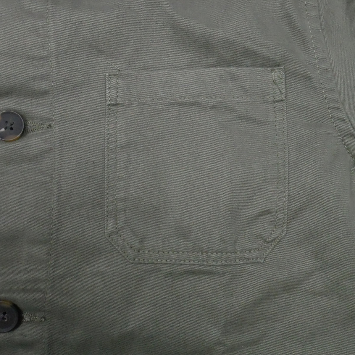 Bitcoin Worker Jacket Privacy in Washed Organic Khaki, Detail der aufgesetzten Tasche