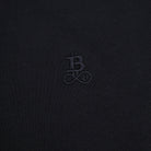 Bitcoin Basic T-Shirt Privacy in Schwarz aus 100 % Bio-Baumwolle — Detail des ton-in-ton gestickten Bitcoin21 Logos