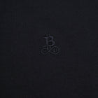 Bitcoin Basic T-Shirt Privacy in Schwarz aus 100 % Bio-Baumwolle — Detail des ton-in-ton gestickten Bitcoin21 Logos